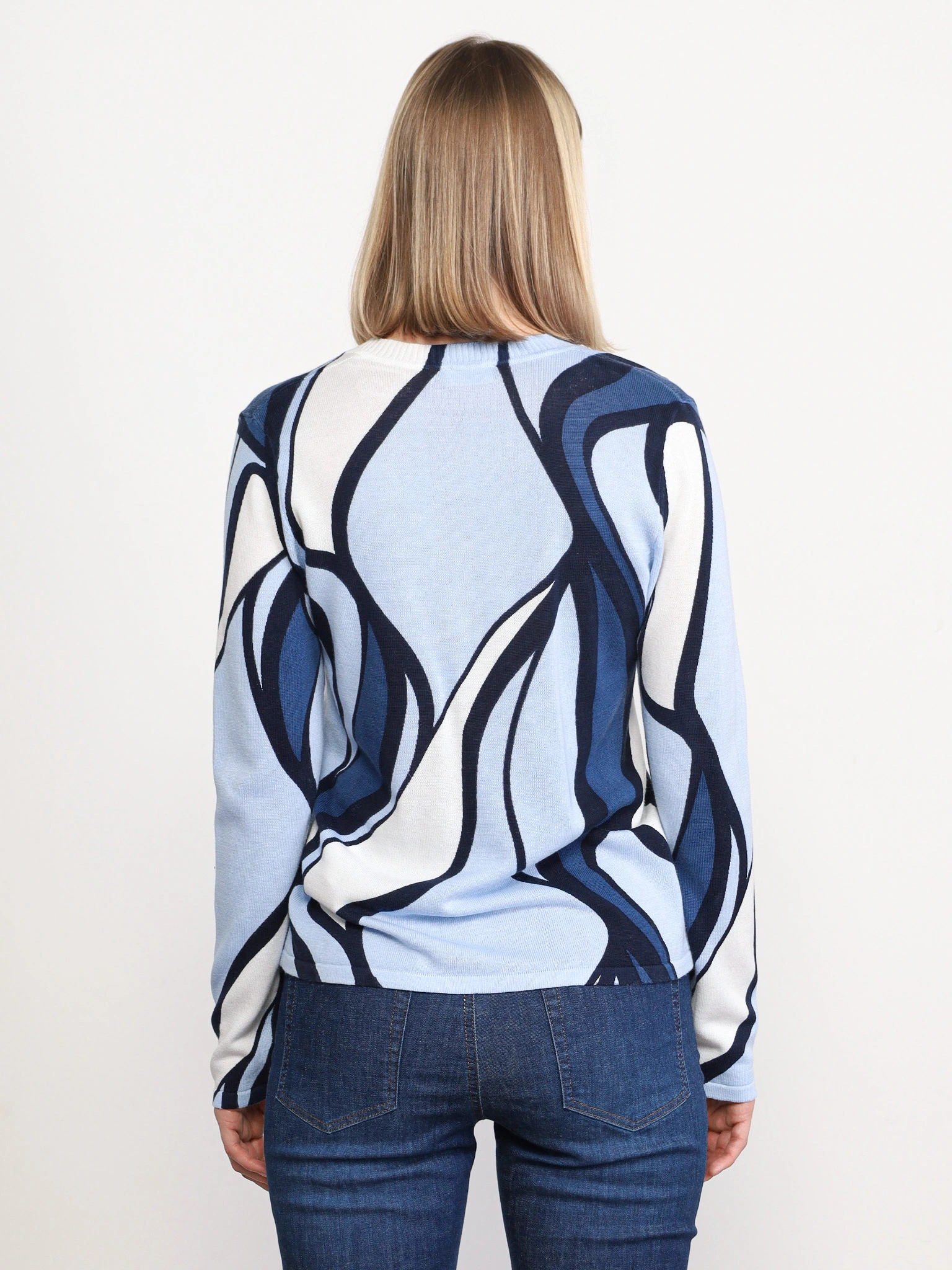 Пуловер голубого цвета с абстракным рисунком из смесового хлопка